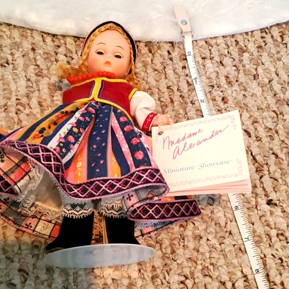 Madame Alexander Doll with Latvia Style Outfit - Picture 5 of 8